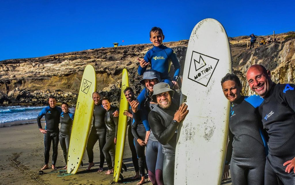 grupo de alumnos con instructor y tablas en la playa de La Pared, sur de Fuerteventura.