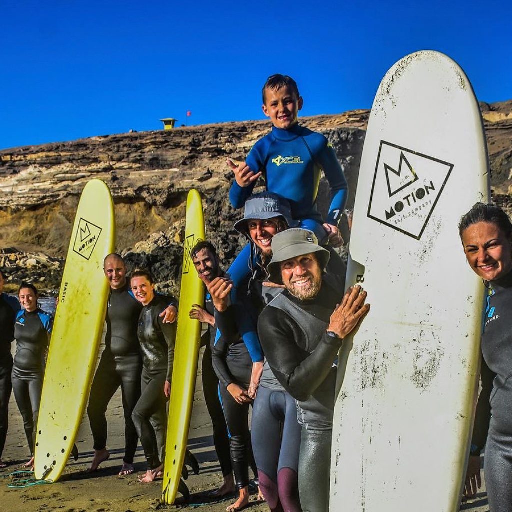 grupo de alumnos con instructor y tablas en la playa de La Pared, sur de Fuerteventura.